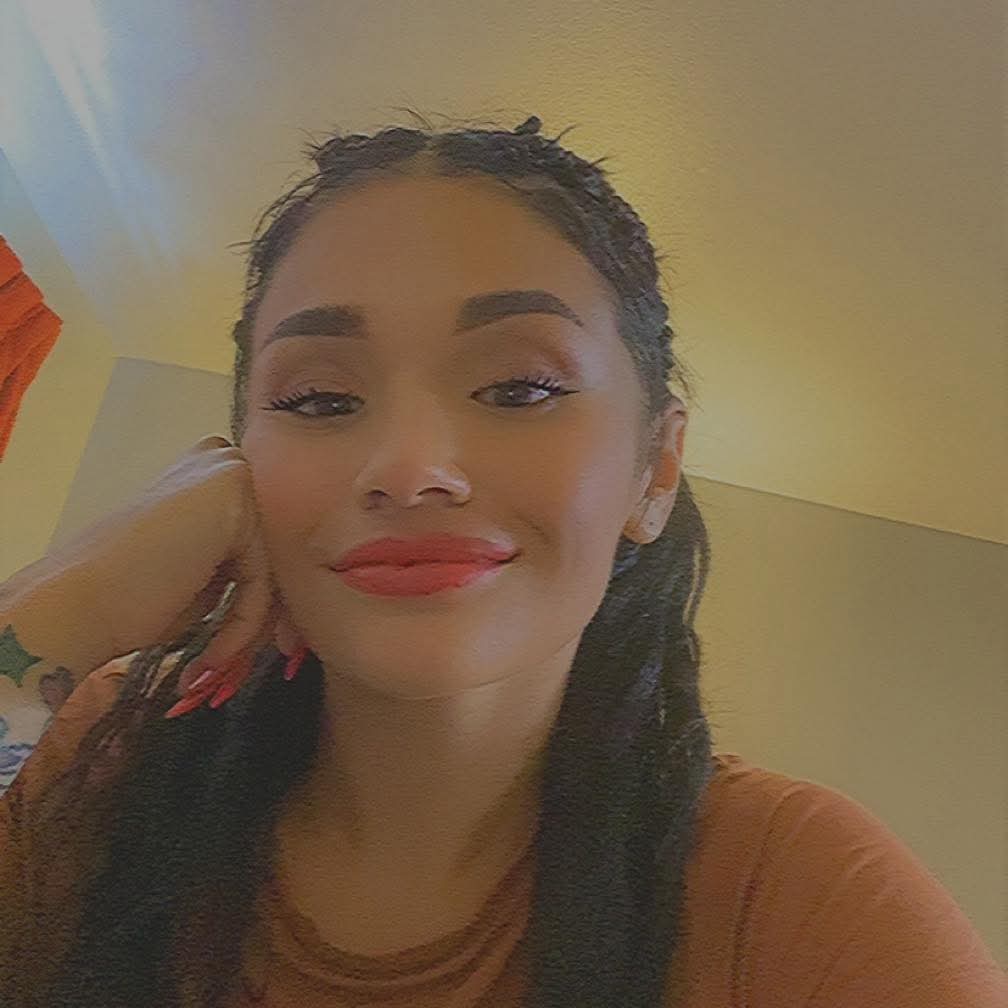 Mialissa Flores (MiMi)